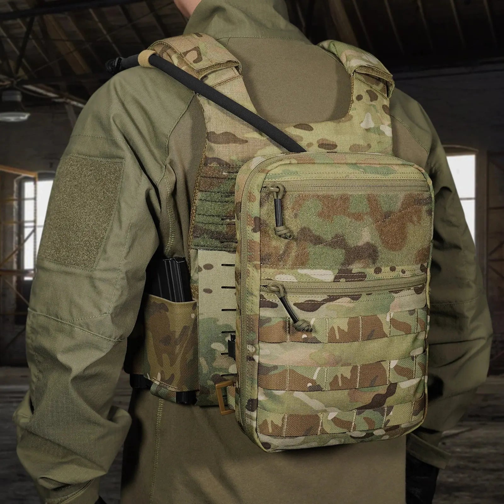 Backpanel tactique avec sangles détachables et poche hydratation 1.5L 