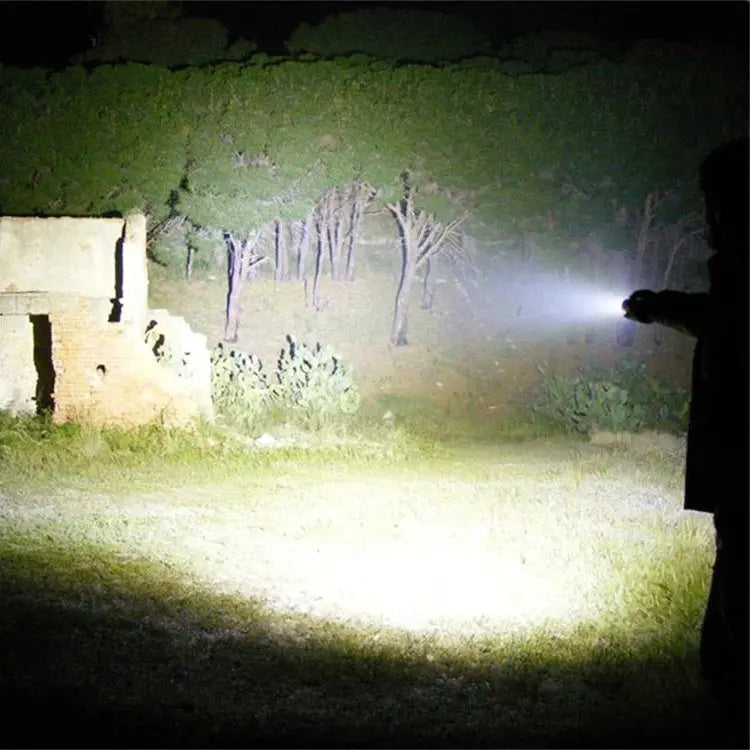 Lampe torche tactique compacte haute luminosité usage terrain Zone Tactique